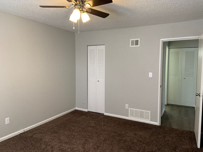 Cambridge Commons Apartments, 5145 Northeast Chouteau Trafficway